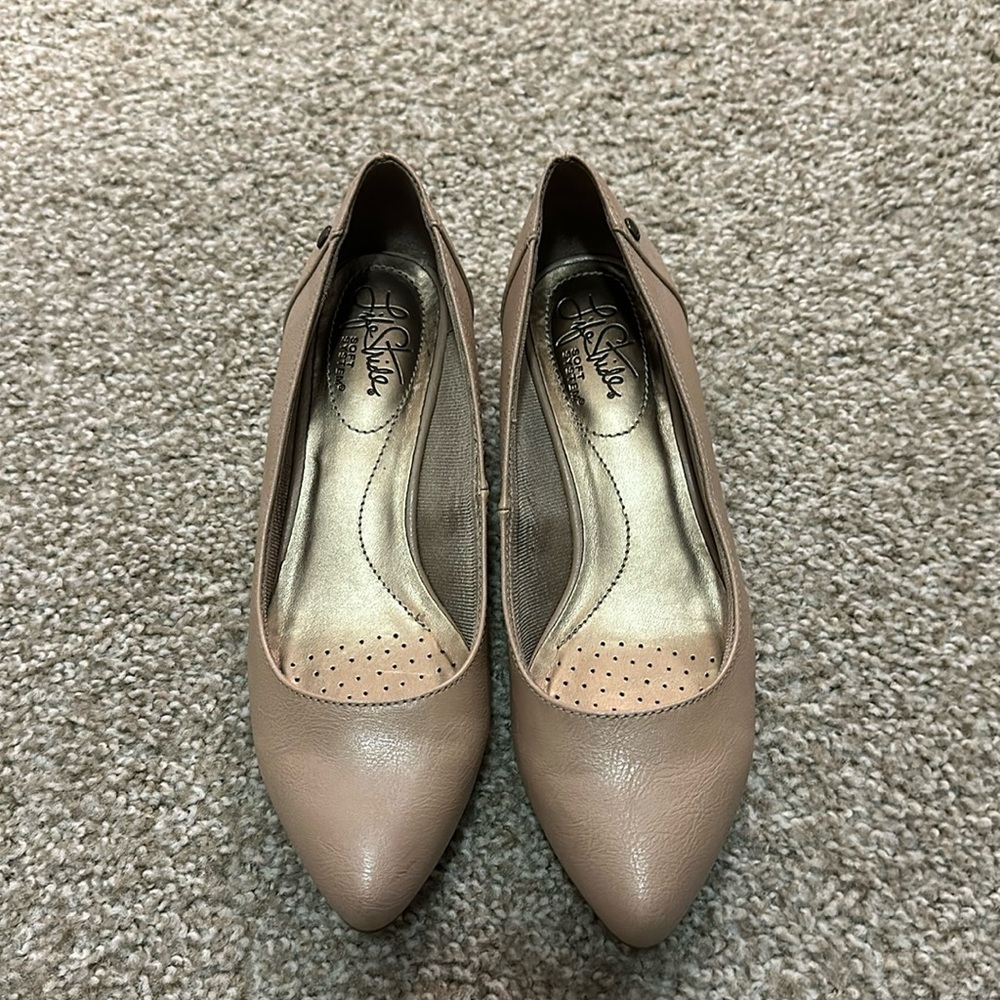 Women’s low wedge dress shoes